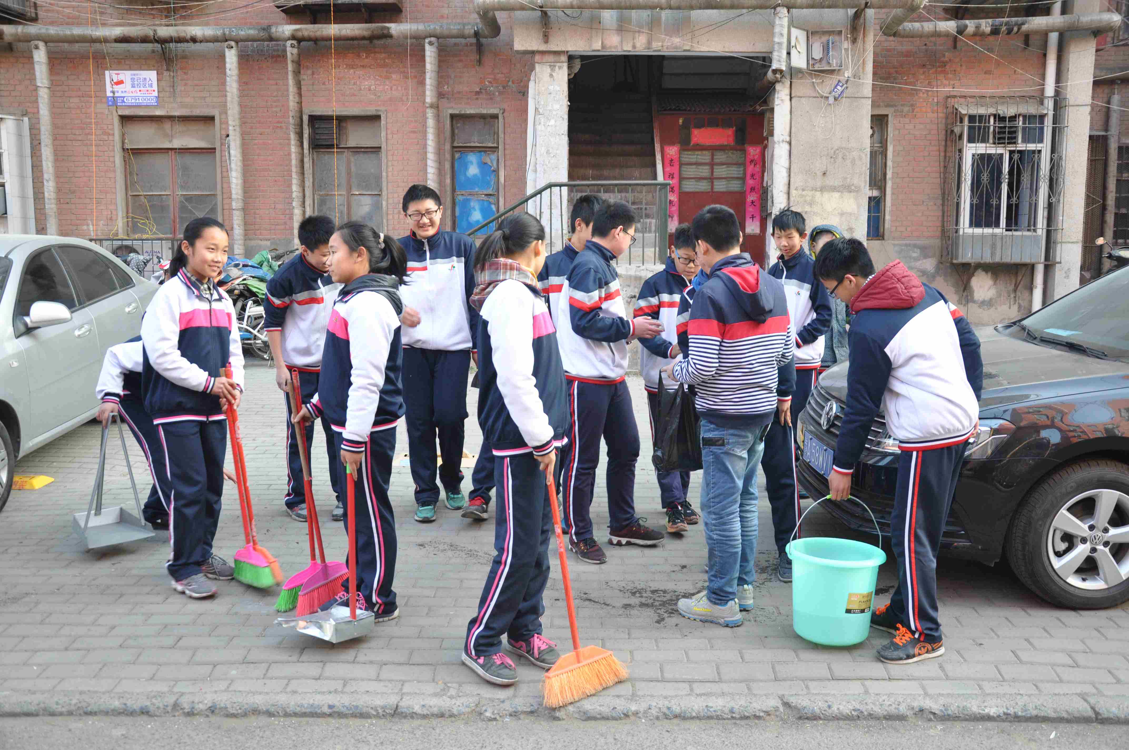 郑州42中学生进社区服务