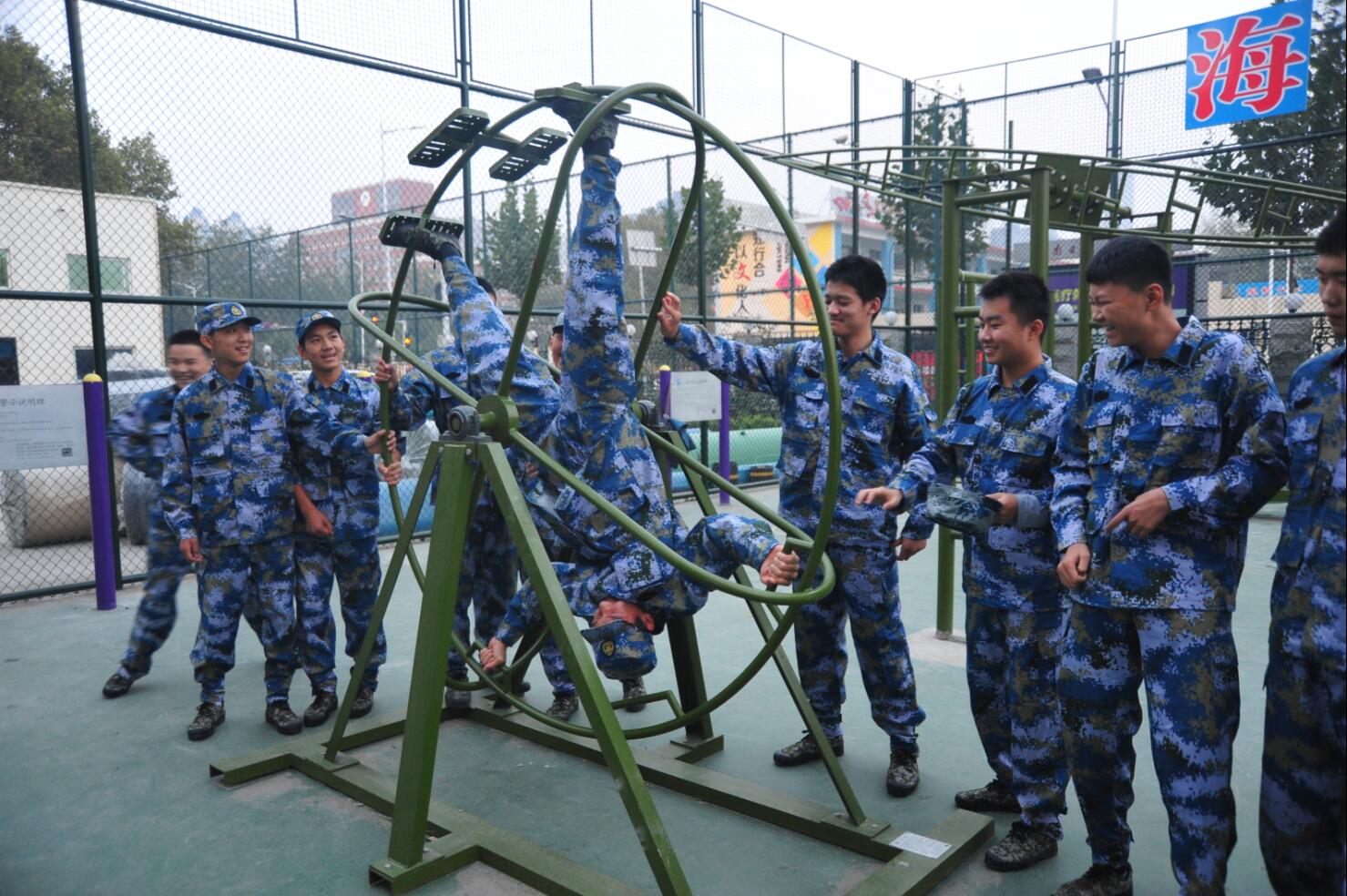 河南省海军航空实验班学生在训练