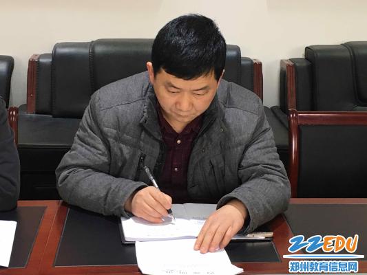 郑州市国防科技学校召开平安郑州建设宣传月工