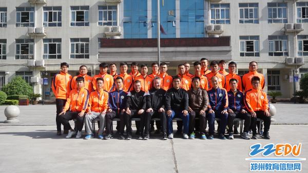 郑州市学校足球教练员齐聚郑州九中 跟着国外