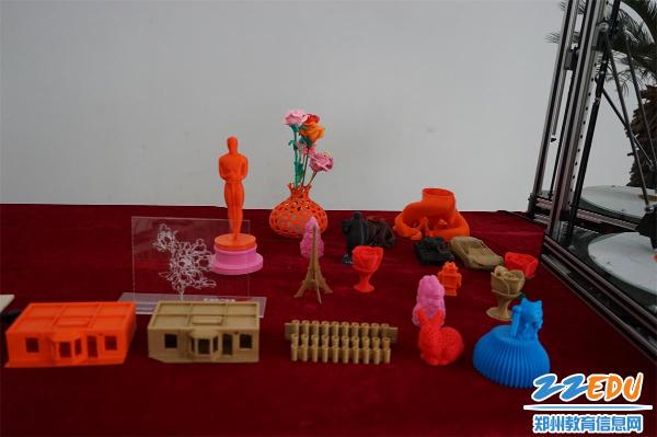这次活动以创客类(机器人,3d打印),科技类,艺术类,体育类,文学艺术