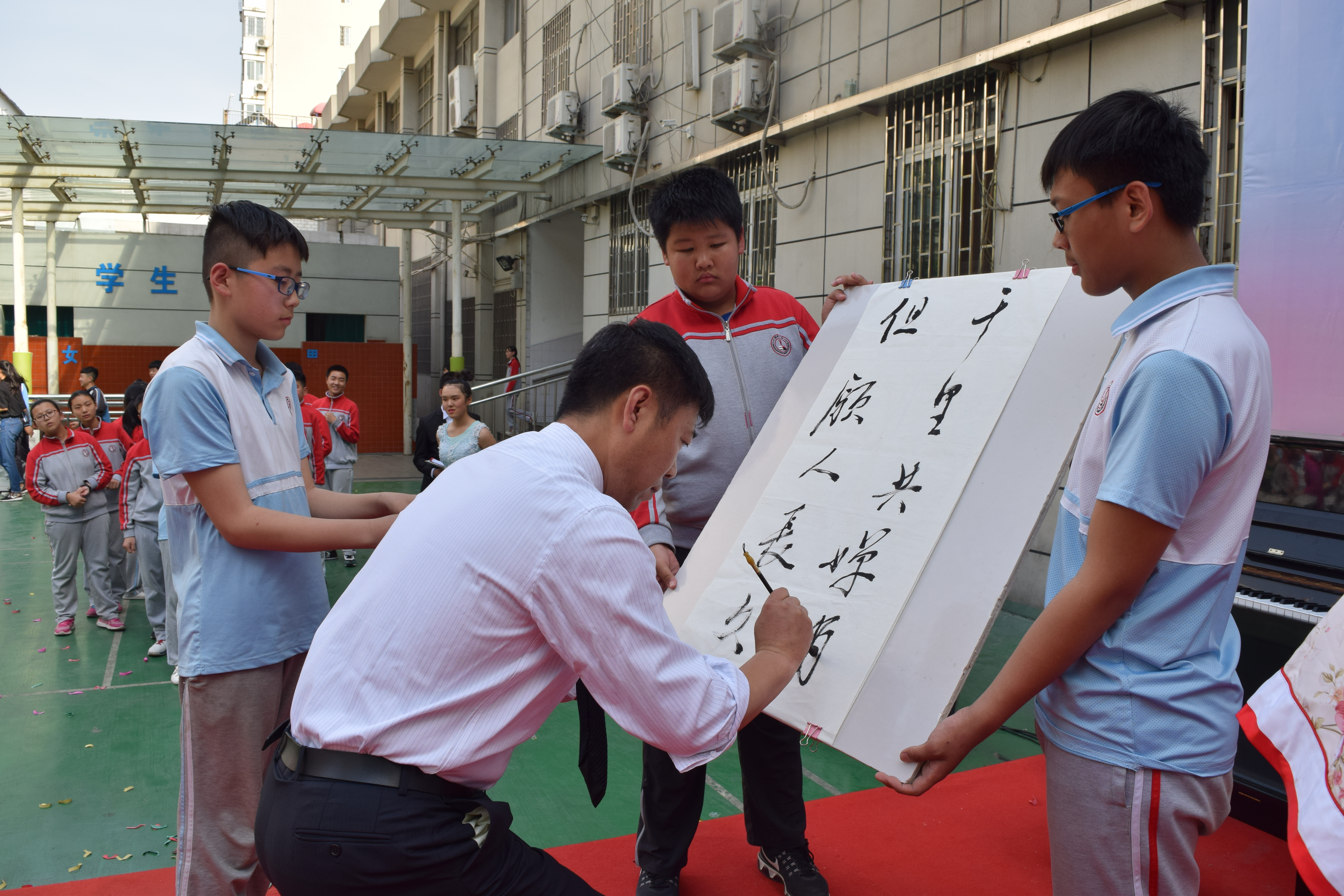 郑州市教育局党组成员王巨涛,郑州三中校长查保翔,党总支书记张中云