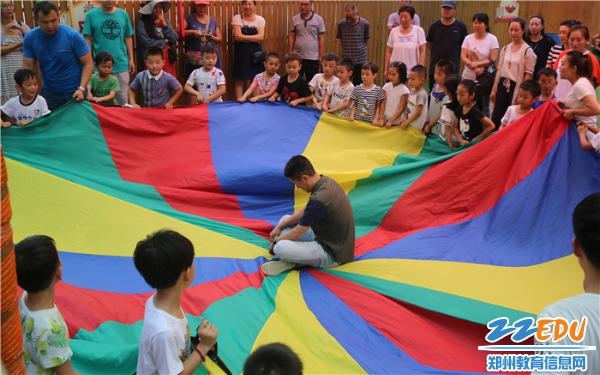 郑州市教工幼儿园举行阳光教育自选课程与趣味