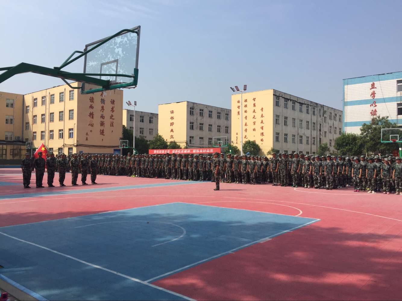 郑州44中高一新生军训争霸赛,"战狼"对吼示雄心