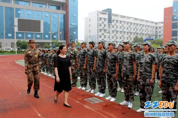 谭纪萍宣布表彰决定校长苏芳致辞郑州市第106中学军训闭营仪式举行