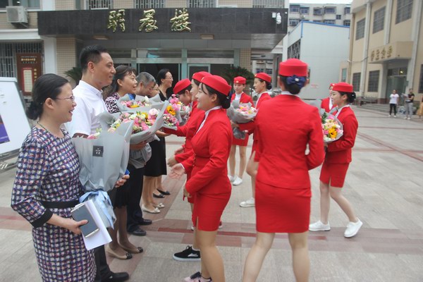 礼仪队学生向辛勤工作团结奋战的郑州市第五中学领导献花感谢