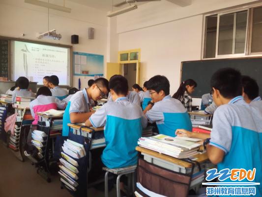 郑州18中名师工作室引领作用再深入 青年教师