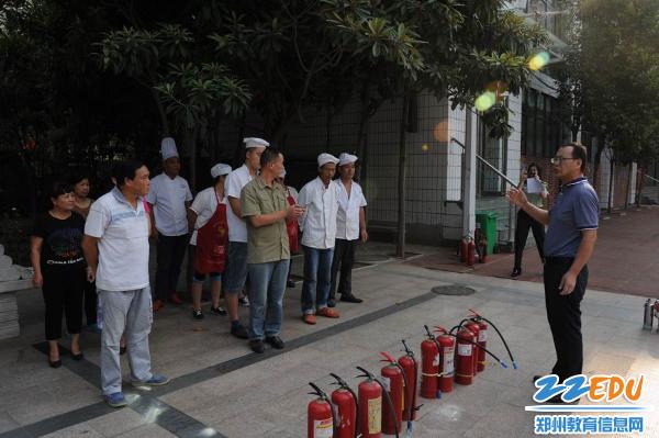 [扶轮]组织学生宿舍和食堂工作人员进行消防灭