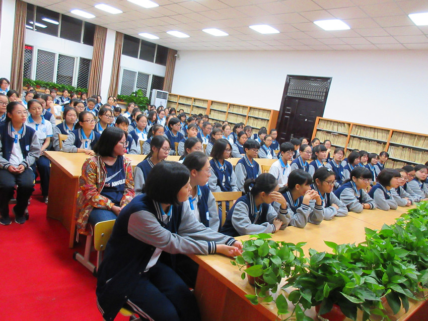 校园广角镜 >正文      9月19日晚上,郑州市思齐实验中学举办了以"