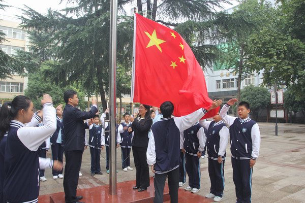 庆祝祖国68周年华诞郑州五中举行迎十一国庆节升旗仪式