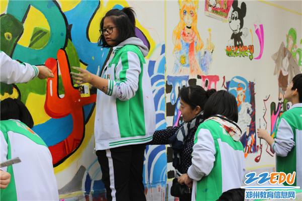 郑州106中学初中部开展青春校园 放飞激情涂