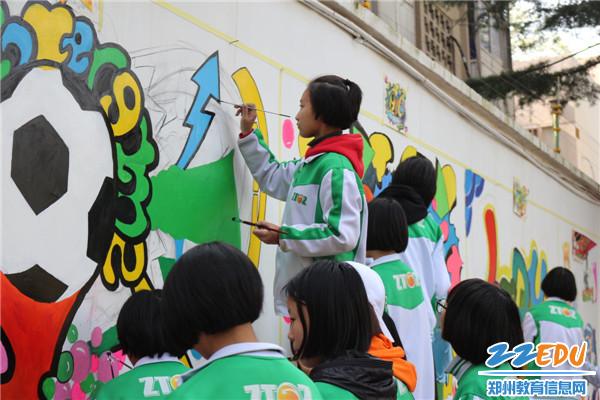 郑州106中学初中部开展青春校园 放飞激情涂