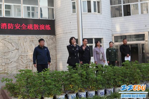 二七区消防大队参谋李旭旭为郑州57中师生示范火灾逃生技能兴华中学