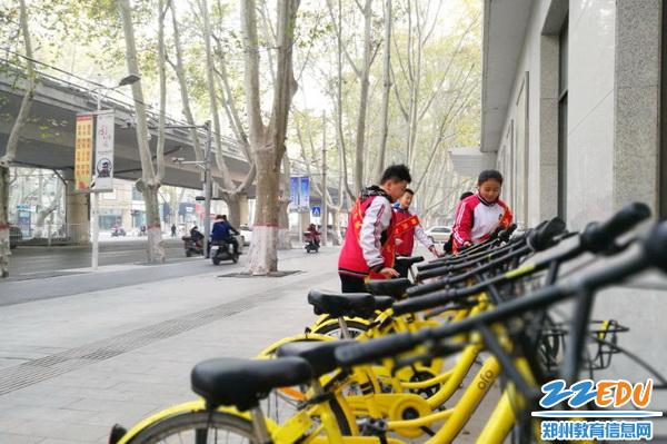 宣传宪法、整理单车,七中志愿者活动花样多