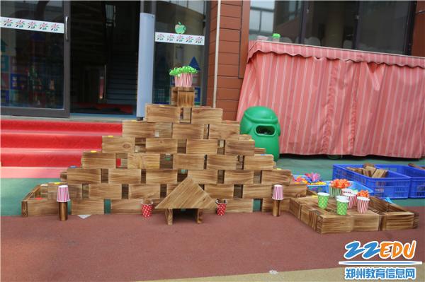 “小创客”盖新房大显身手 郑州市教工幼儿园“建构游戏”开展初见成效--新闻中心--郑州教育信息网