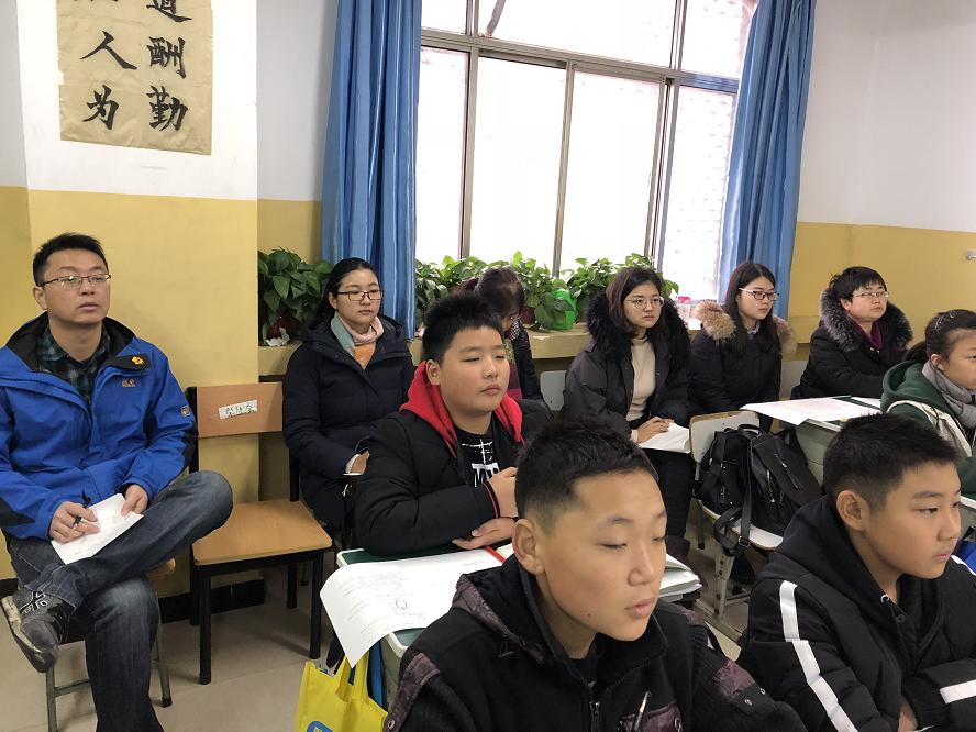 组内老师认真听课