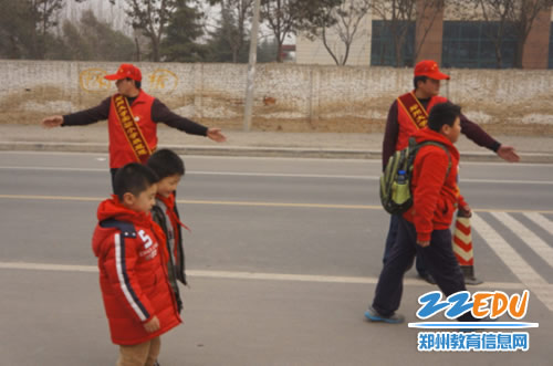 郑州大学实验小学开展文明交通志愿者服务活动
