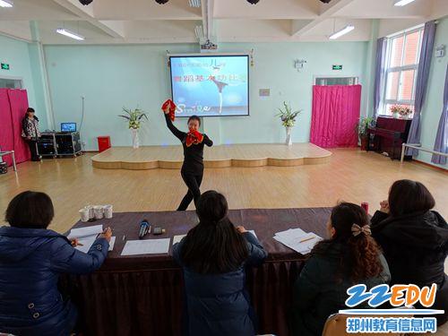 [上街] 实验幼儿园开展教师舞蹈基本功比赛活动