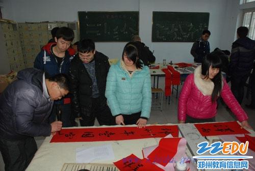 上街]+二外高中书法社开展写春联送祝福活动_