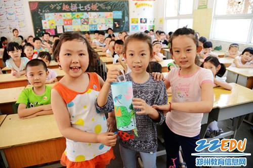 五路第一小学开展儿歌串串烧•我爱七巧板展