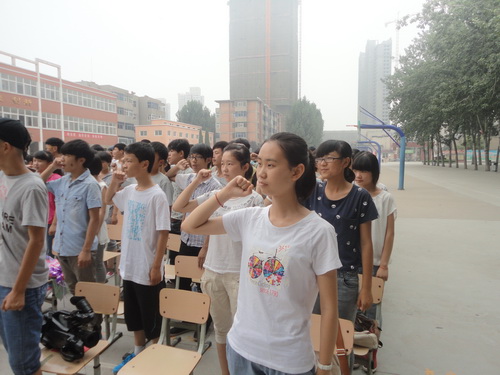 [中牟 第一初级中学隆重召开"感恩,励志,起航"毕业典礼