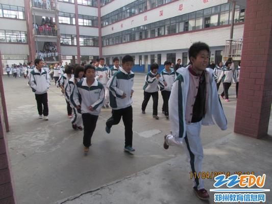 郑州尚美中学举行防震减灾疏散演练