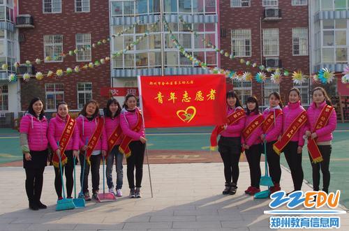 [金水] 第三幼儿园开展学雷锋教师打扫街道卫