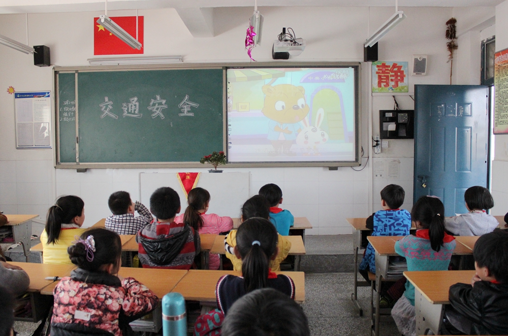 中牟县新圃街小学召开"文明交通 安全出行"主题班会