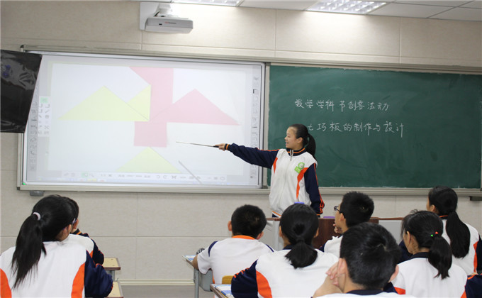 李喜德老师"和新锐力量年轻的徐银平老师一起带领孩子们体会"七巧板的