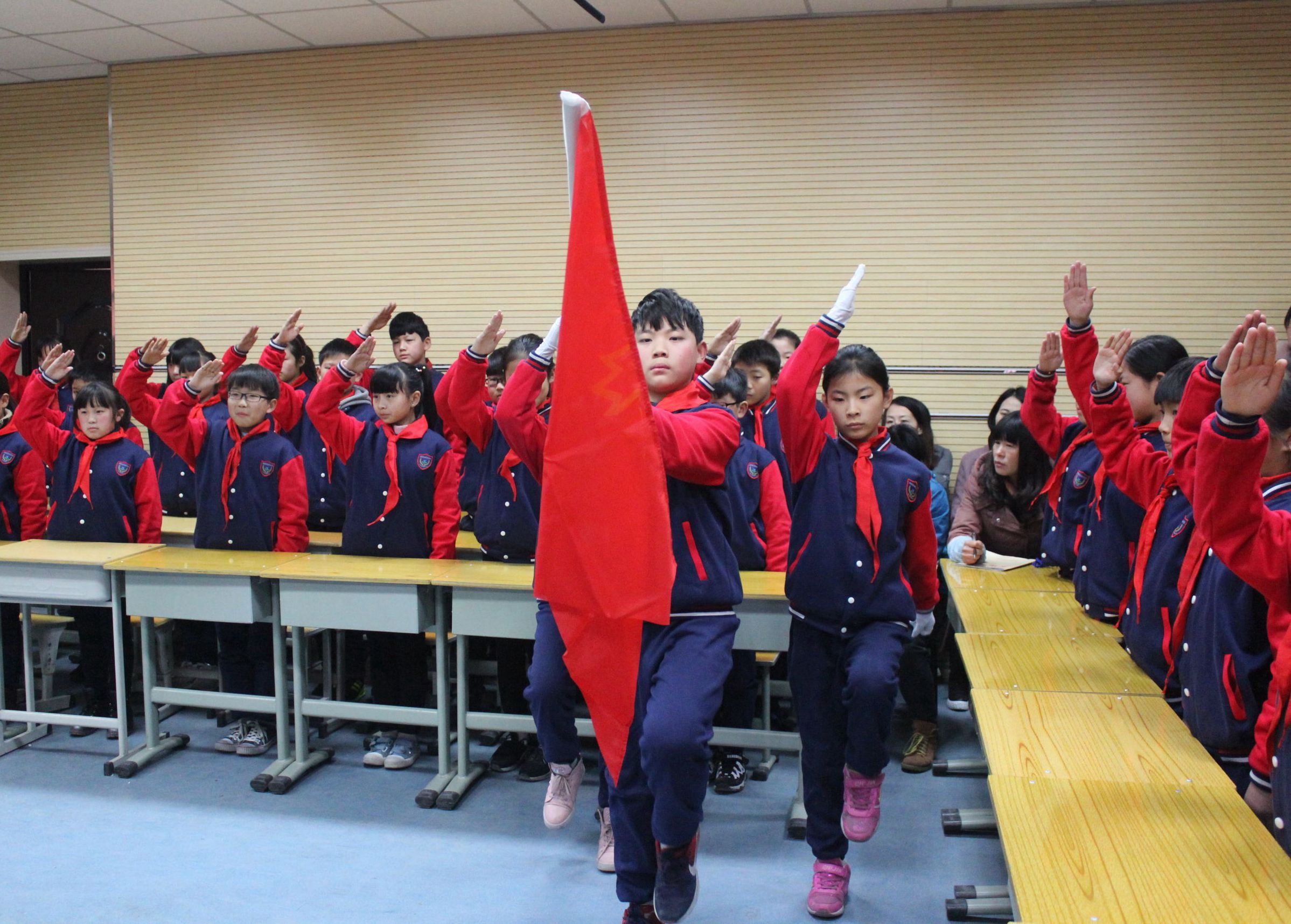 中牟县新圃街小学开展"践行社会主义核心价值观"的班队会展示课