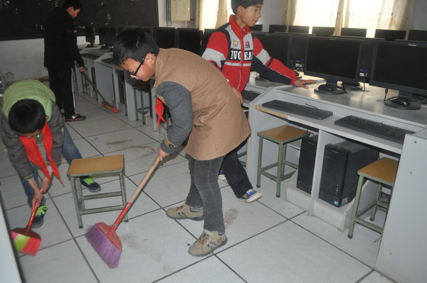 孩子们在认真地打扫卫生