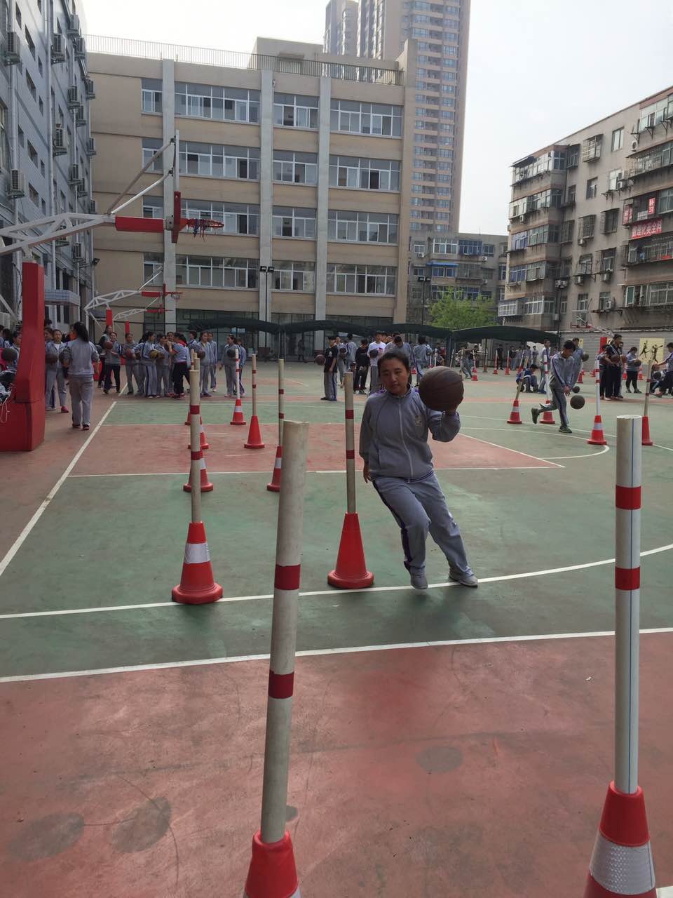 篮球运球项目中,郑州三中学子灵活地在设置的障碍中运动