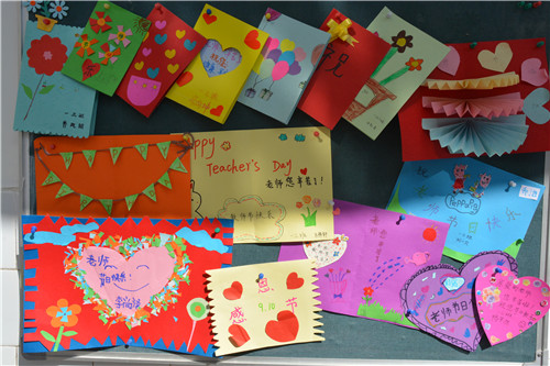 倡议队员们亲手制作贺卡表达对老师们节日的祝贺,表达自己对老师悉心