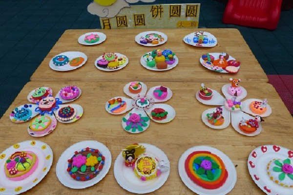[中牟] 人民路幼儿园开展"创意画展 点亮祝福"喜迎中秋主题画展活动