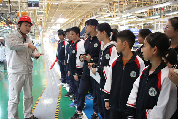 郑州经开区实验中学组织学生参观东风日产工厂