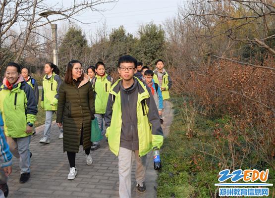 郑州三中雏鹰志愿者服务大队组织学生参观植物园