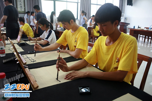 青少年学习书法