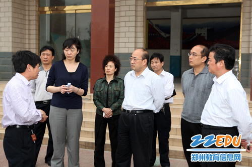 常务副市长胡荃视察我市学校安全工作