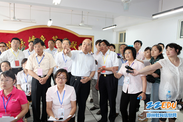 省市领导视察我市高考考点并慰问考务人员
