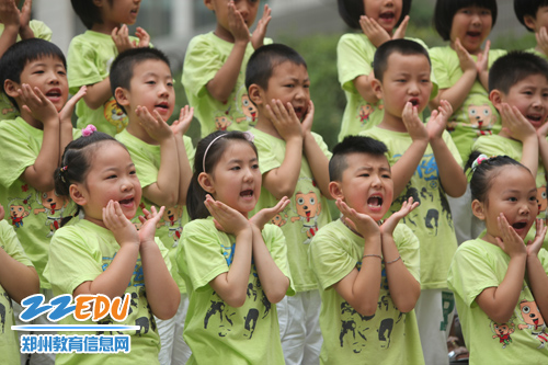 孩子们表演《唐诗联唱》