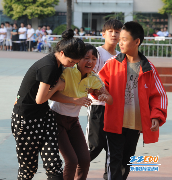 [44中] 志愿者服务校运动会彰显奉献精神