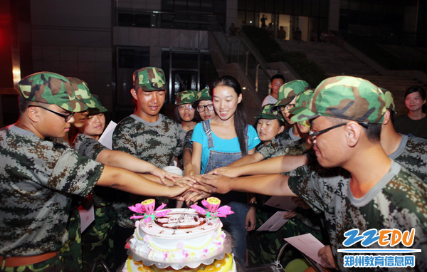 实验高中五彩军训添活力 集体生日显温情