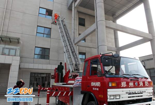 中小学生安全教育日现场疏散演习 学生情景剧演绎“消防”