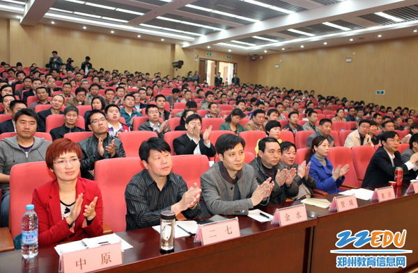 中小学生安全教育日现场疏散演习 学生情景剧演绎“消防”