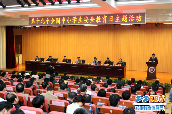 中小学生安全教育日现场疏散演习 学生情景剧演绎“消防”