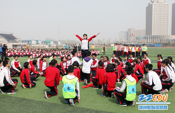 中小学生安全教育日现场疏散演习 学生情景剧演绎“消防”