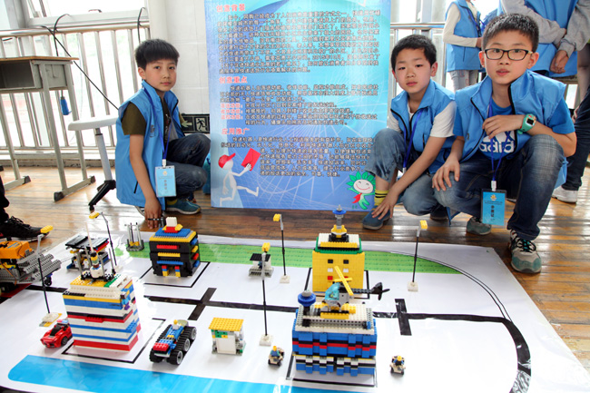 省青少年机器人竞赛暨首届省青少年创客嘉年华在郑州二中举行--新闻中心--郑州教育信息网