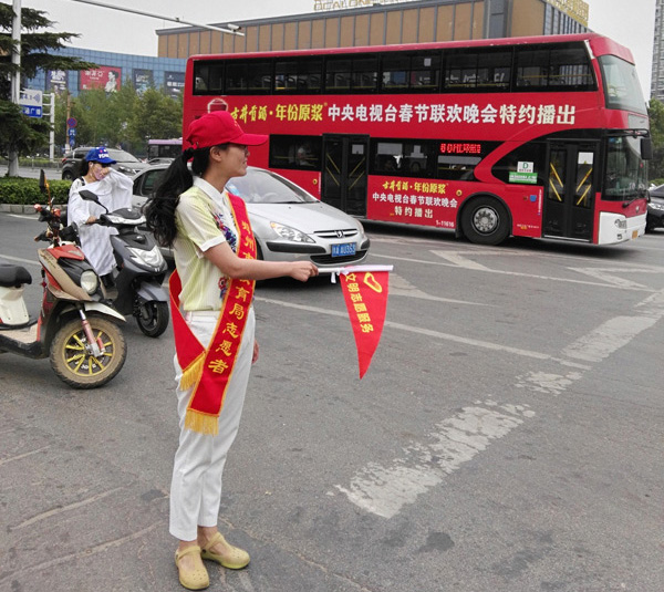 市教育局组织机关志愿者开展文明交通服务活动