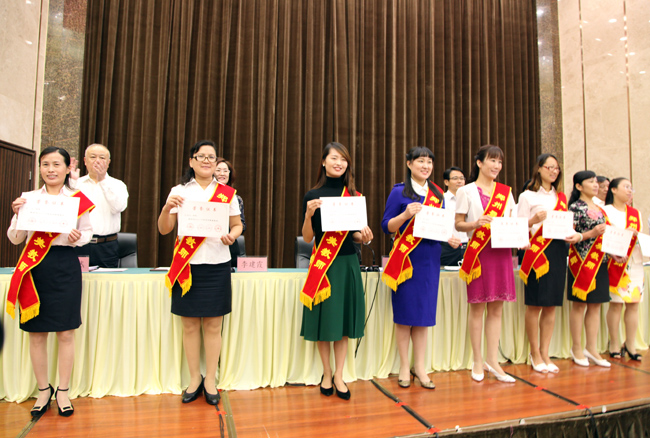 郑州市举行教师节庆祝暨表彰大会 代市长程志