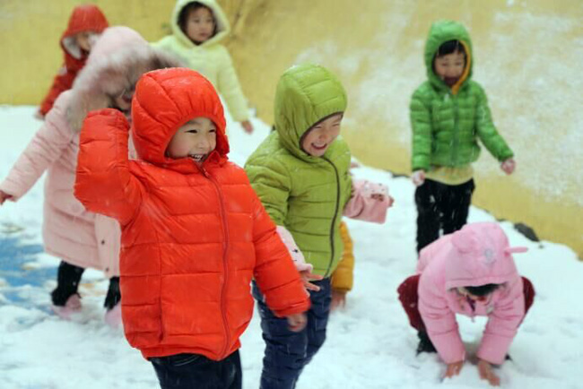 二七区第一幼儿园的孩子们在打雪仗